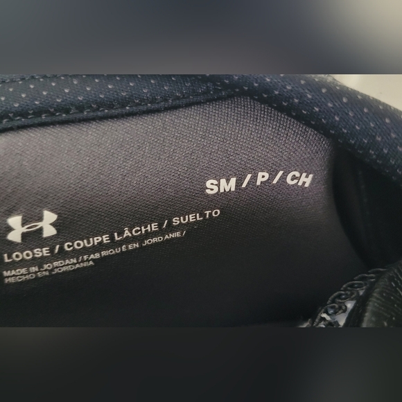 Under Armor Black Foam-Like Fabric High Collar Loose Fit Pullover Top Popover - Picture 6 of 7